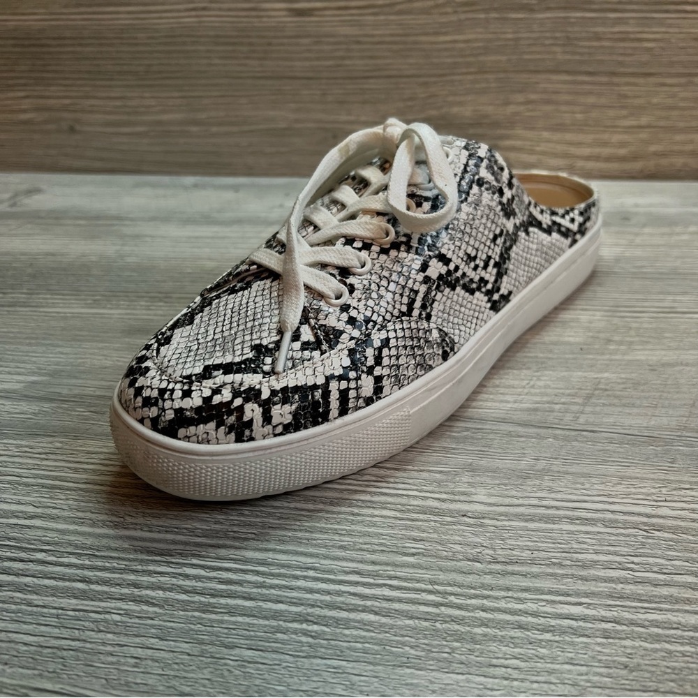 Susina Brynlee slip on casual sneakers size 9 in snake Python print
